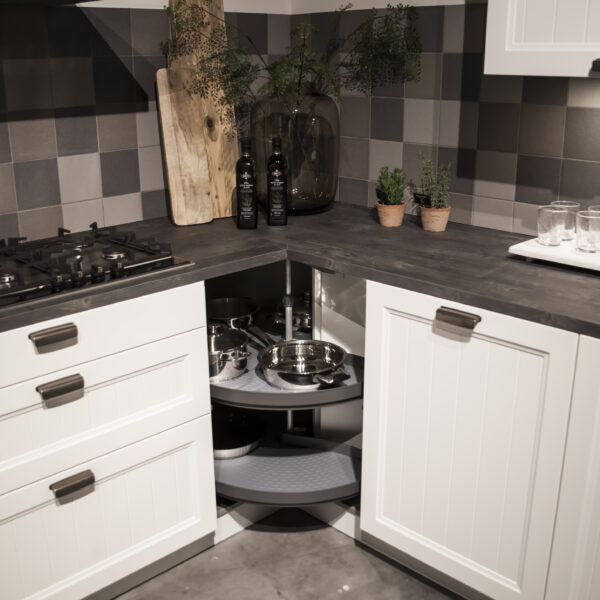 12-Showroom-3-600×600