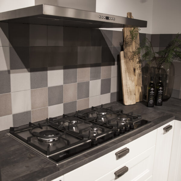 12-Showroom-6-600×600