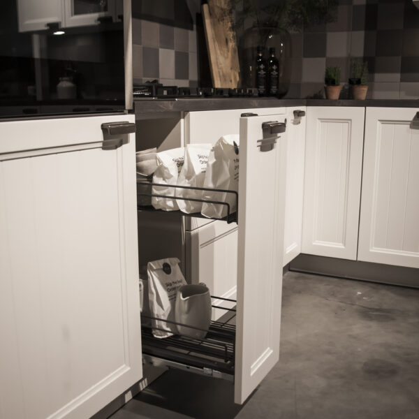 12-Showroom-7-600×600