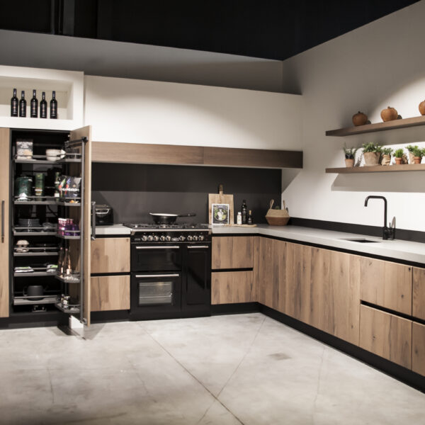 13-Showroom-12-600×600