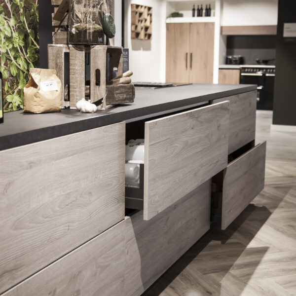 14-Showroom-2-600×600
