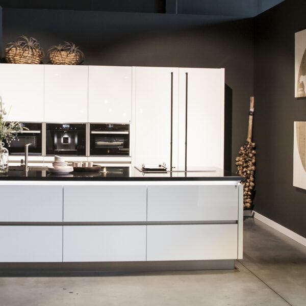 2-Showroom-8-600×600