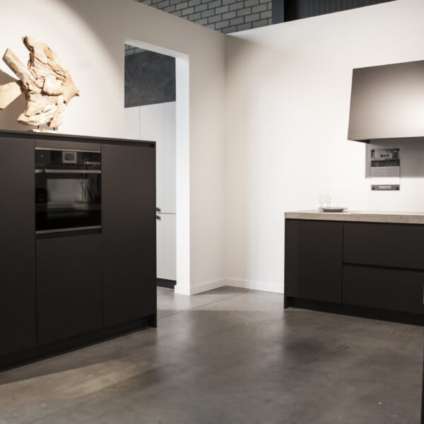 6-Showroom-10-1-600×600