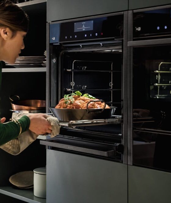 Ovens_B48FT68G0_C18FT48G0_N17HH10G0_People_2018_01_66531-560×667